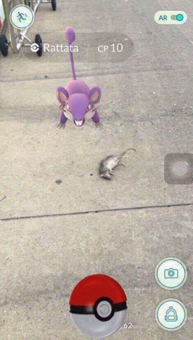 Un pokemón en la calle al lado de una rata