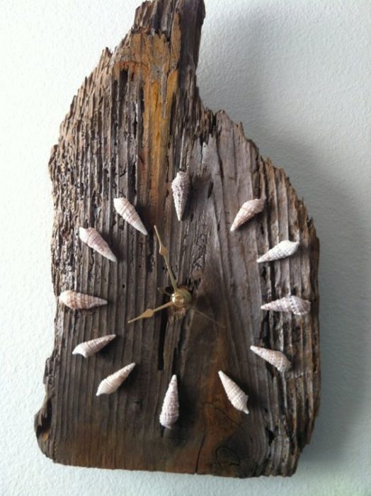 reloj de madera y caracolas de mar