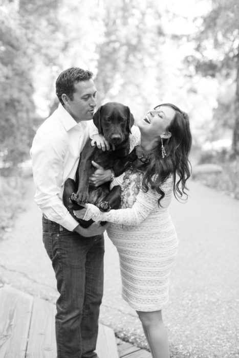 pareja de embarazados con un perrito foto a blanco y negro