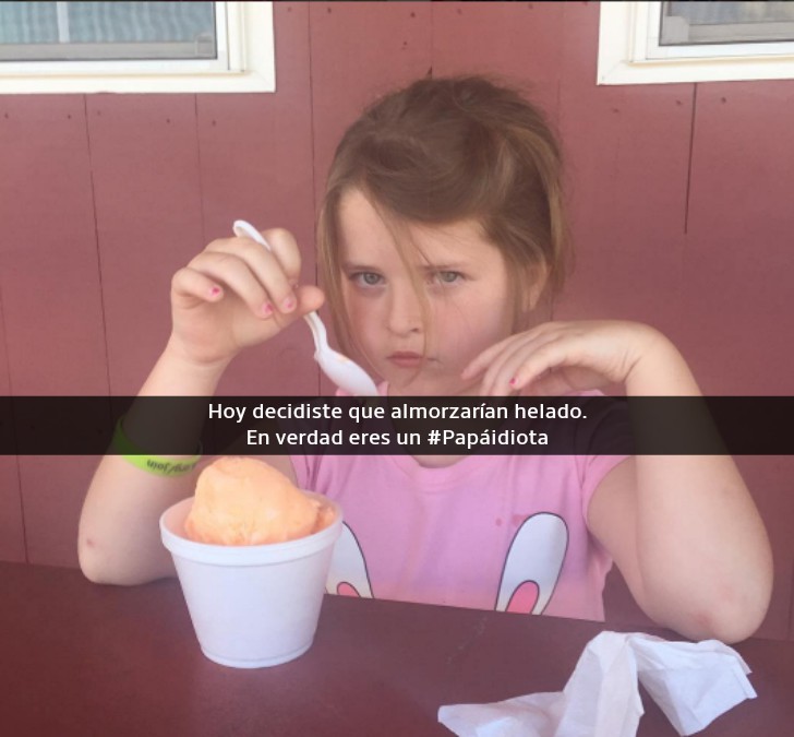 niña enojada comiendo helado