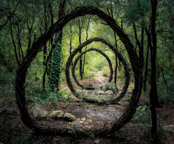 esculturas en un bosque