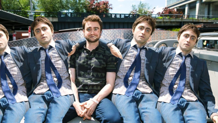 daniel radcliffe con muchos dobles de muñecos muertos