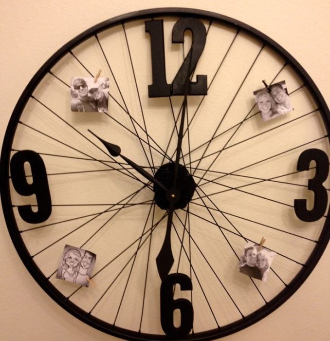 reloj hecho de rin de bicicleta