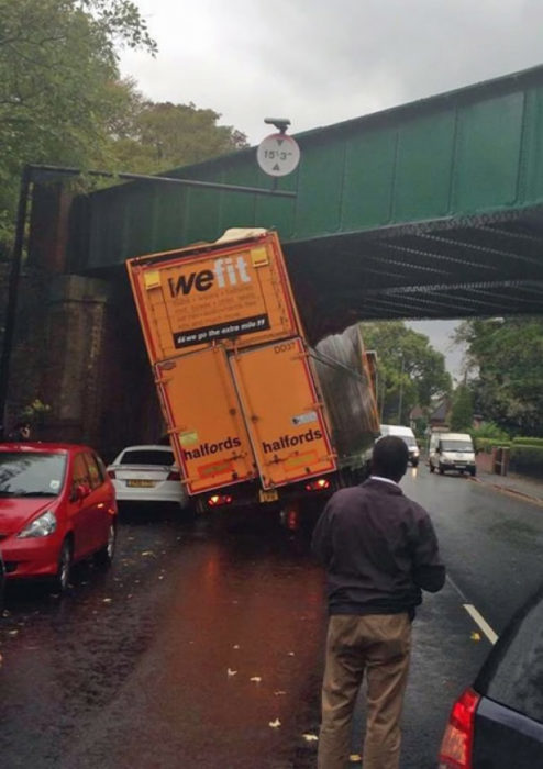 camión no cabe debajo de un puente.