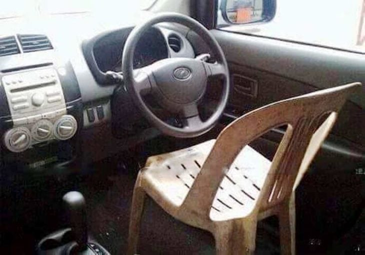 silla de plástico dentro de coche