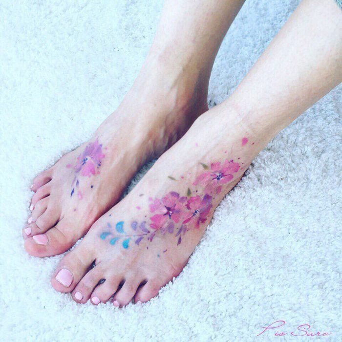 pies con flores tatuadas
