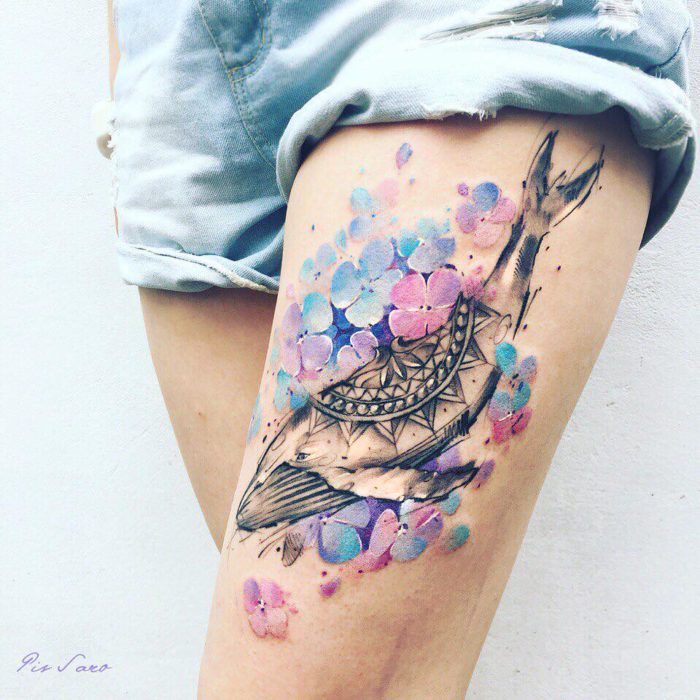 tatuaje de una ballena con flores