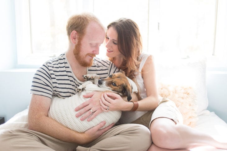 pareja que tiene un perro como bebé