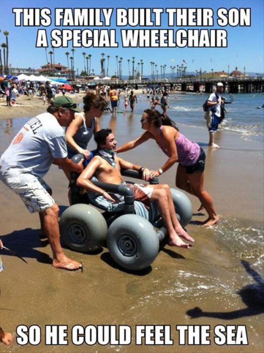 familia construye silla de ruedas para que la familia disfrute el mar