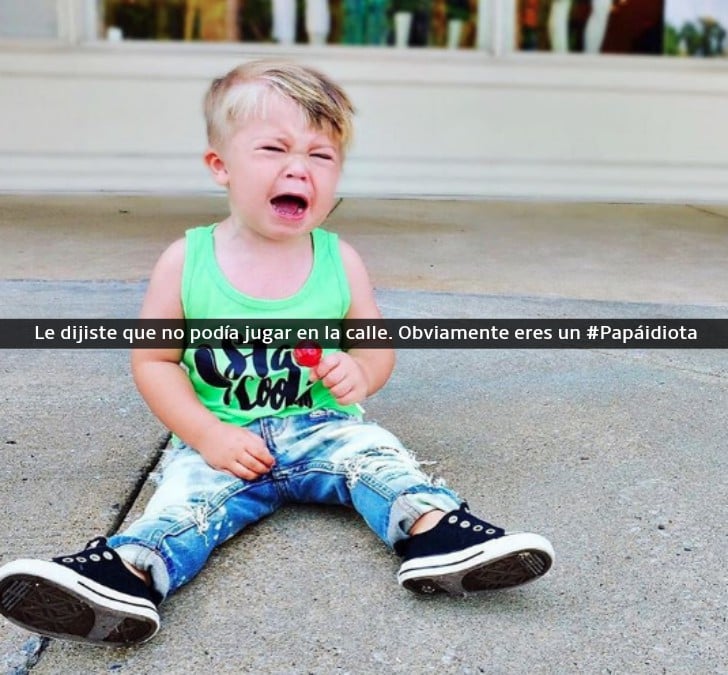 niño llorando en la calle