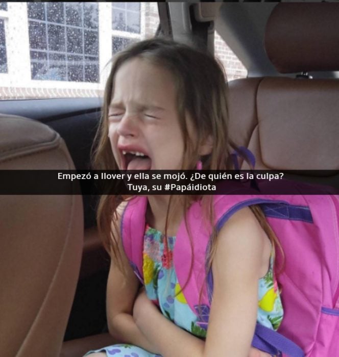 niña con una mochila rosa llorando en un auto