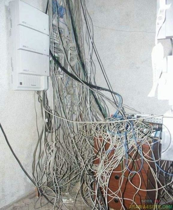 lugar lleno de cables