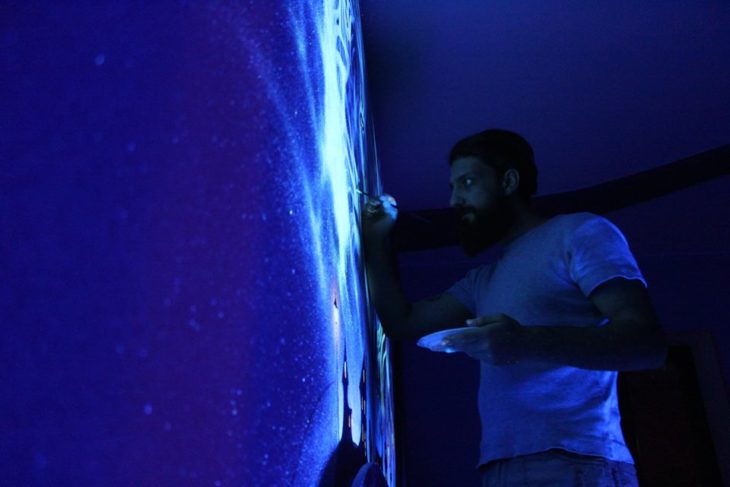 artista pintando con pinturas fluorescentes