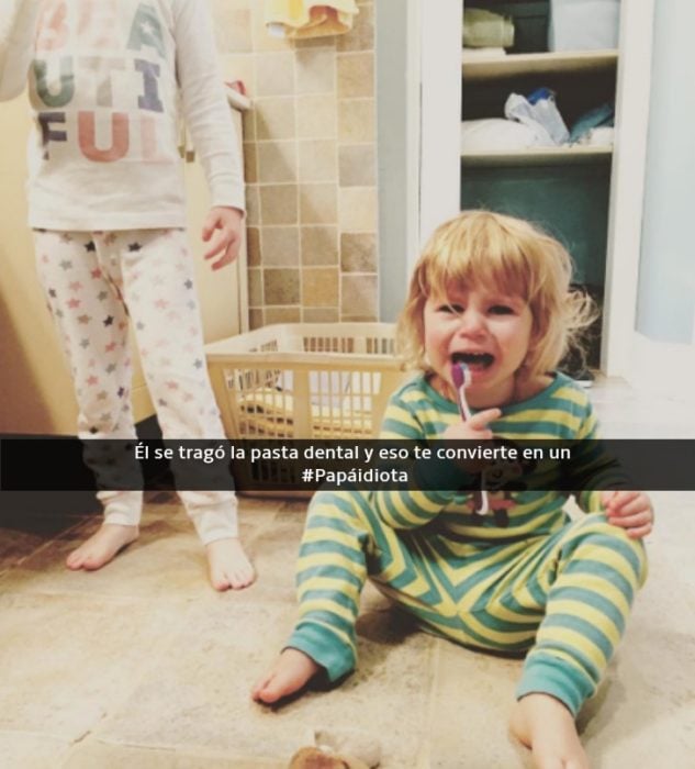 niño con un cepillo de dientes haciendo berrinche