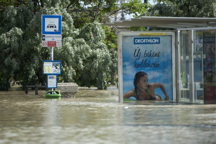 inundación, anuncio de bikini