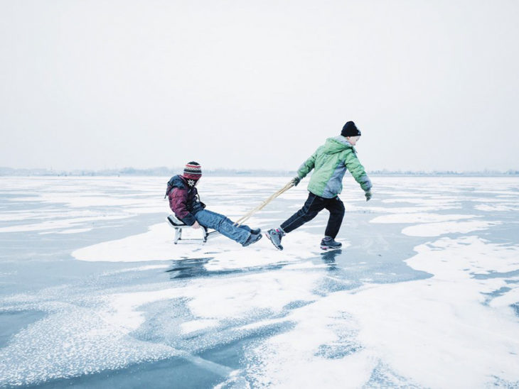 niños jugando en el hielo