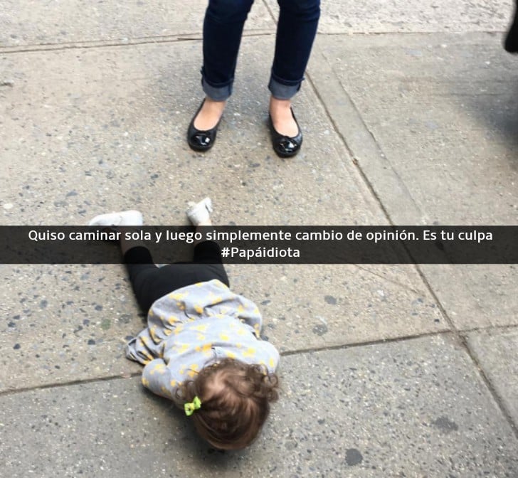 niña pequeña tirada en la calle