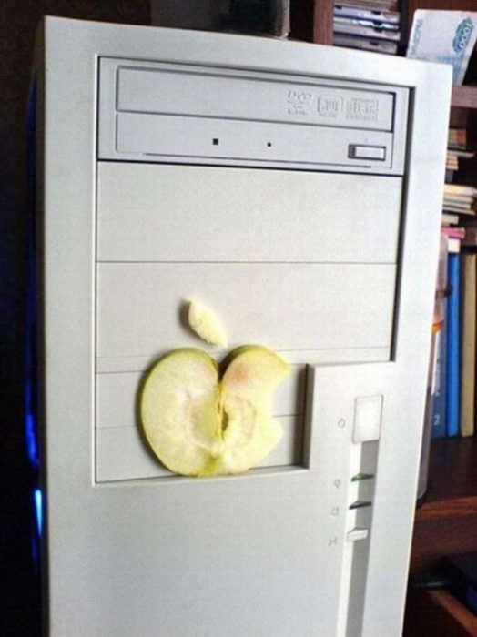 computadora con una manzana real imitando a la mac