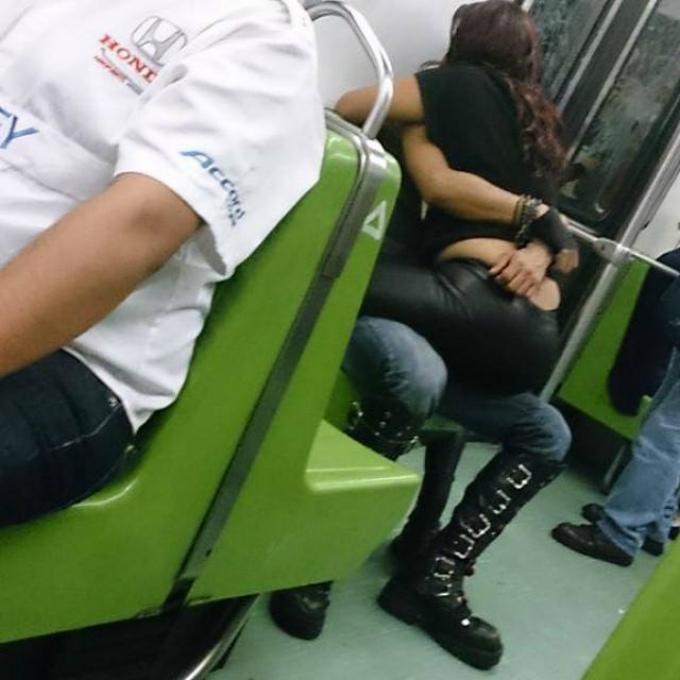 gente manoseándose en el metro