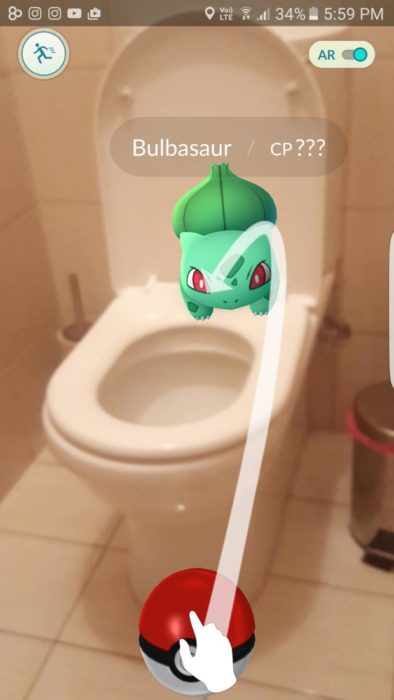 Un pokemón en la taza del baño