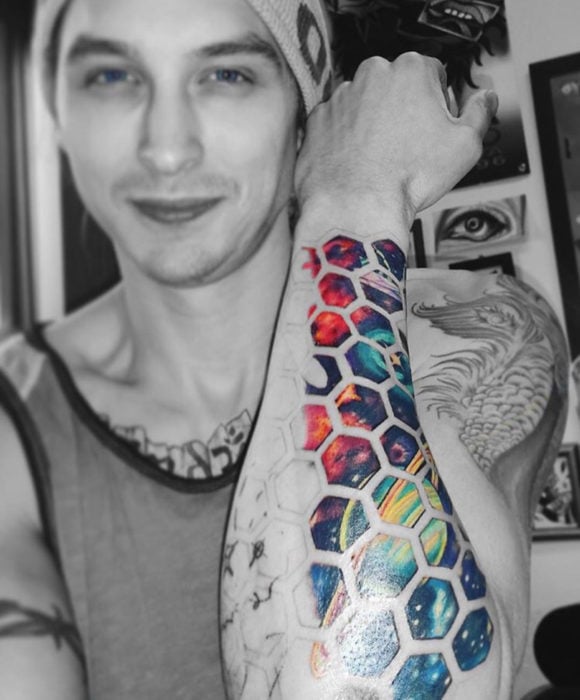 tatuaje en brazo universo en exágonos