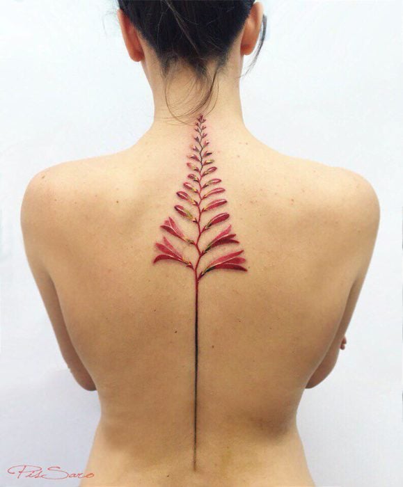 tatuaje ramita en la espalda