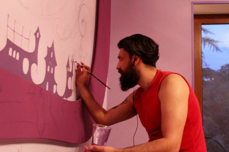 artista pintando la pared