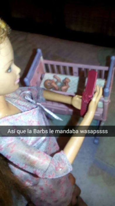 barbie mandando whats