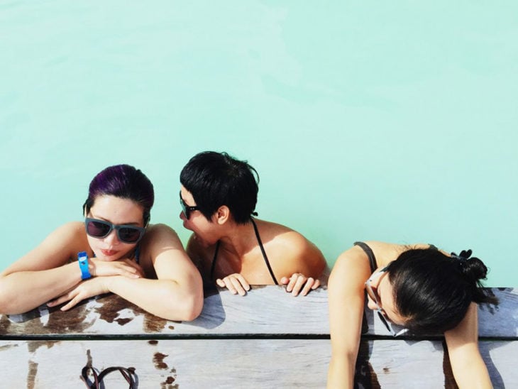 fotografía de 3 amigos en el agua