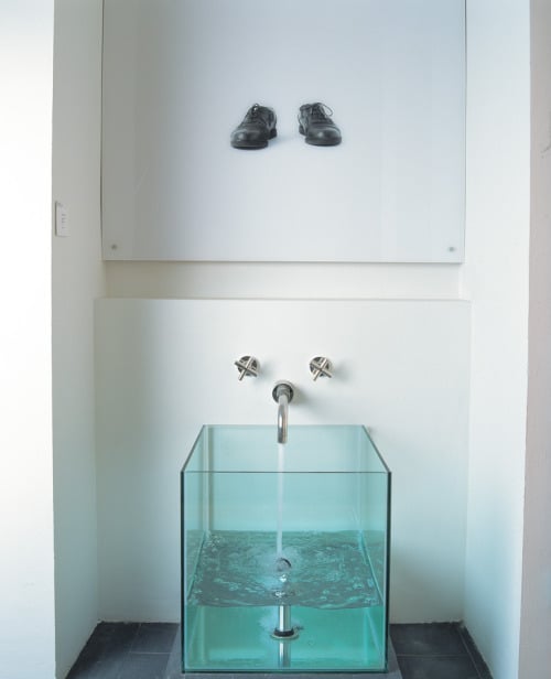 lavabo moderno, cubo de agua