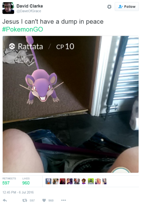 Un pokemón mirandote fijamente mientras estas en el baño