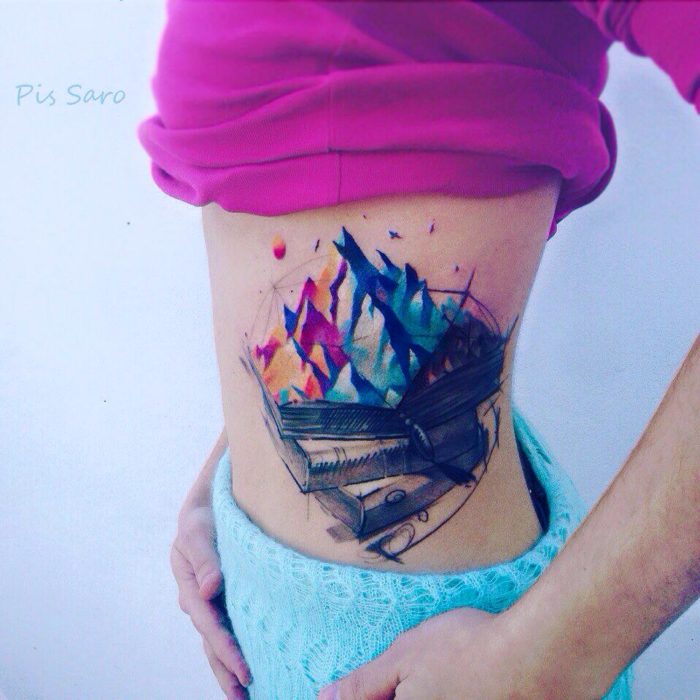 tatuaje de montañas en el abdomen