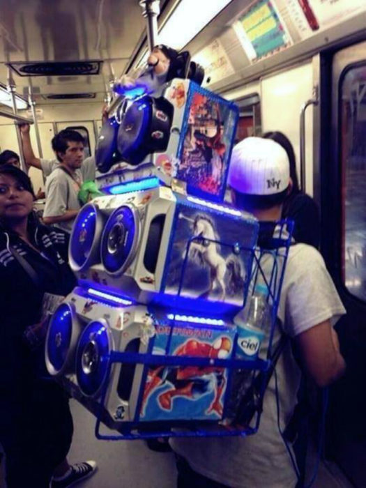 hombre con bocinas en el metro