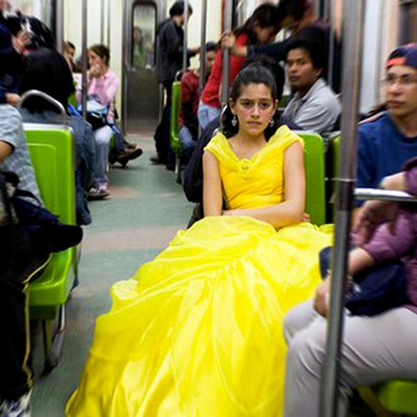 princesa disney en el metro