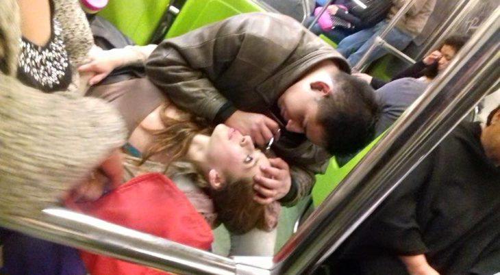 hombre saca cejas a mujer en el metro