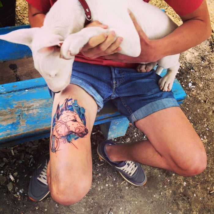 tatuaje de perro en la pierna de un muchacho