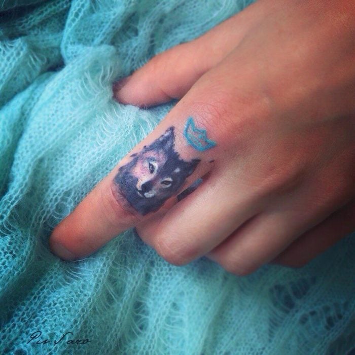 tatuaje de un lobo en el dedo 