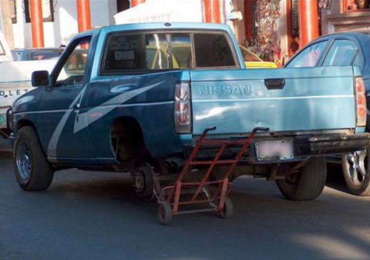 camioneta que en lugar de tener una llanta tiene un diablito