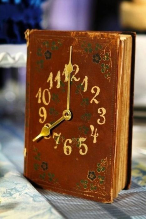 reloj hecho de un libro