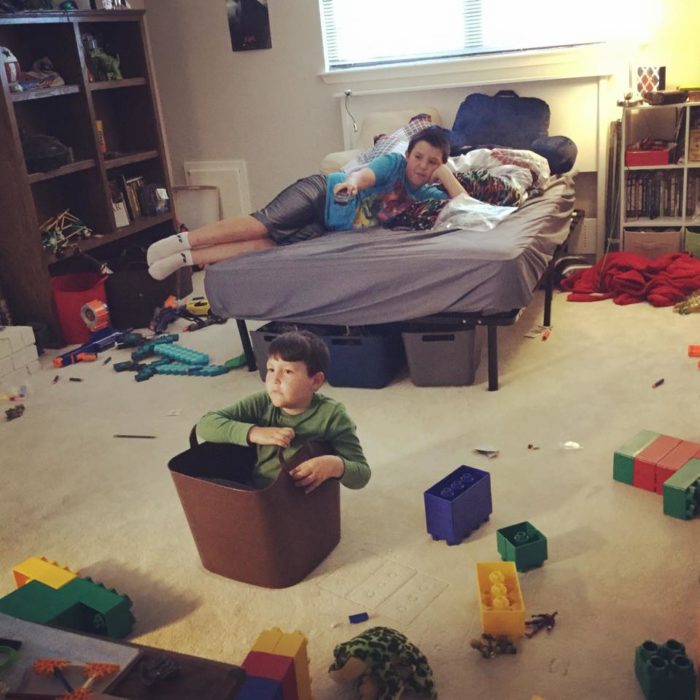 ethan y ben en su cuarto en el verano