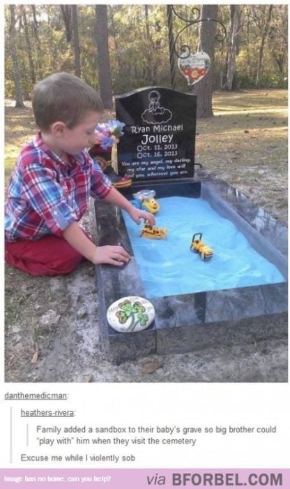 niño juega en la tumba de su hermano