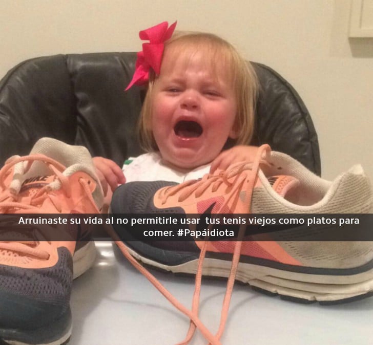 niña llorando sentada a la mesa con tenis