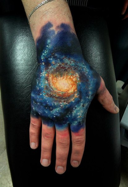 tatuaje en la mano del espacio