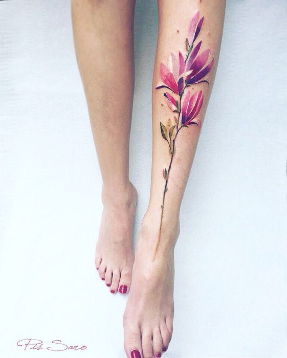 tatuaje de flores en una pierna