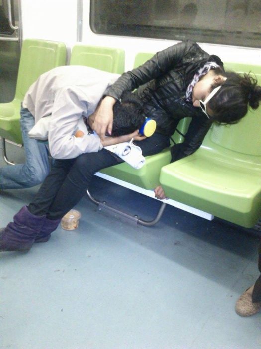 dos personas dormidas en el metro