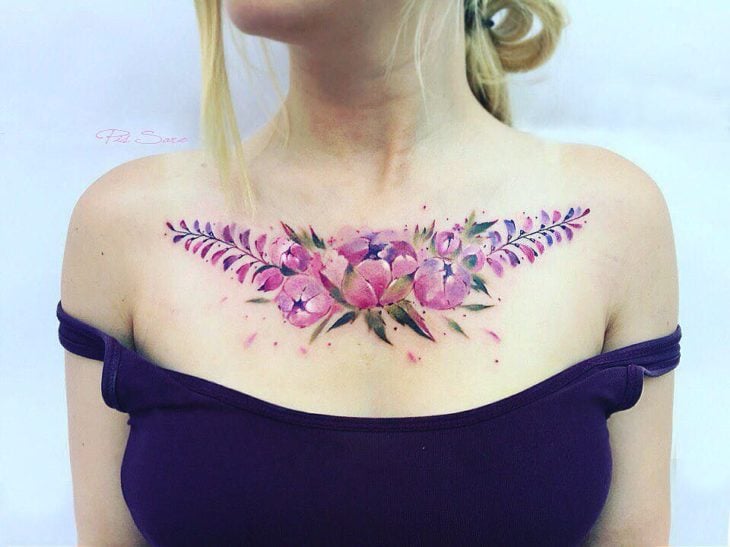 clavícula con flores tatuadas