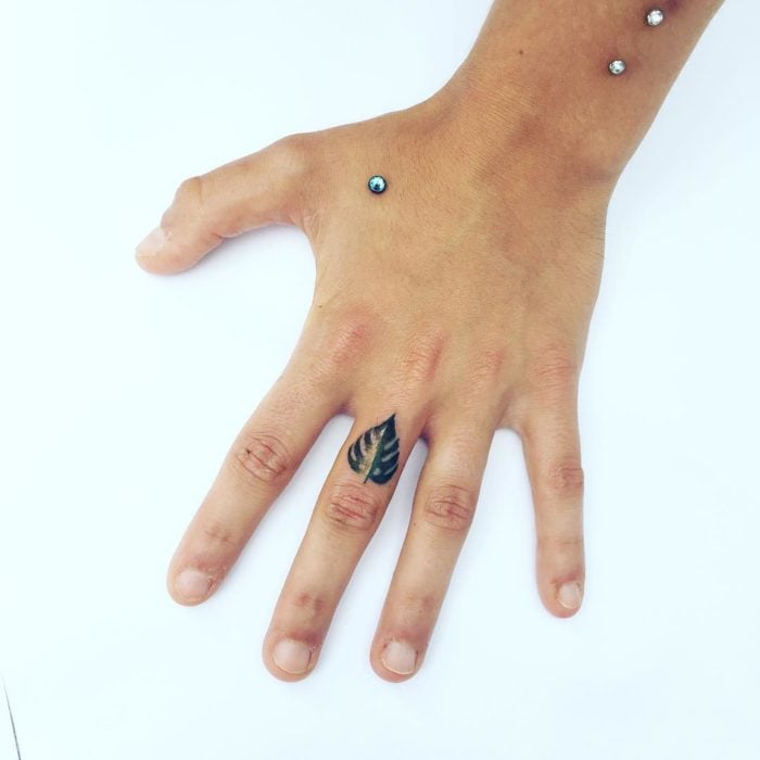 tatuaje de hoja en el dedo de la mano