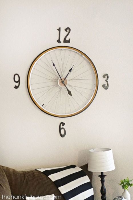 reloj hecho de rin de bicicleta