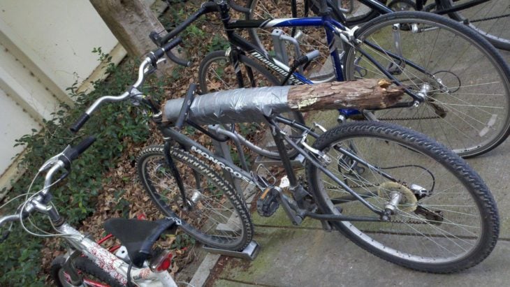 bicicleta con cuerpo de tronco de madera