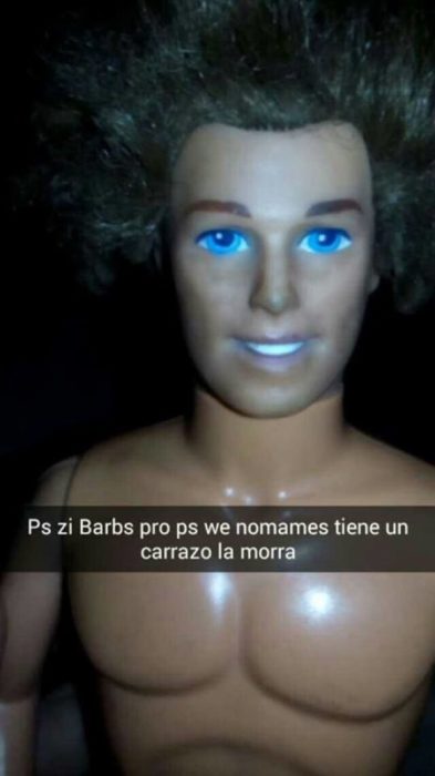 Ken rogandole a barbie para que conocer asu hijo